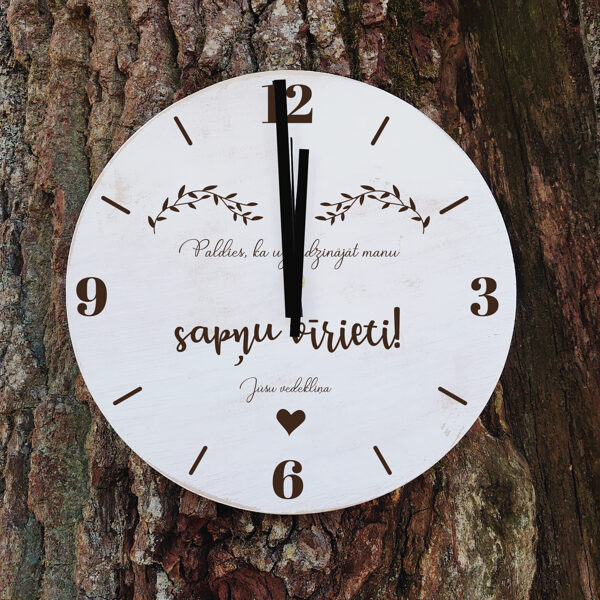 Koka sienas pulkstenis ar gravējumu - Sapņu vīrietis